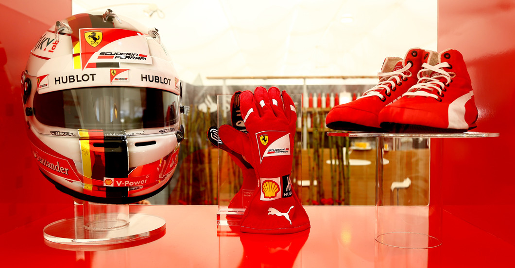 image-10577954-Ferrari-Handschuhe-Vettel_reference-c51ce.jpg?1593259396155